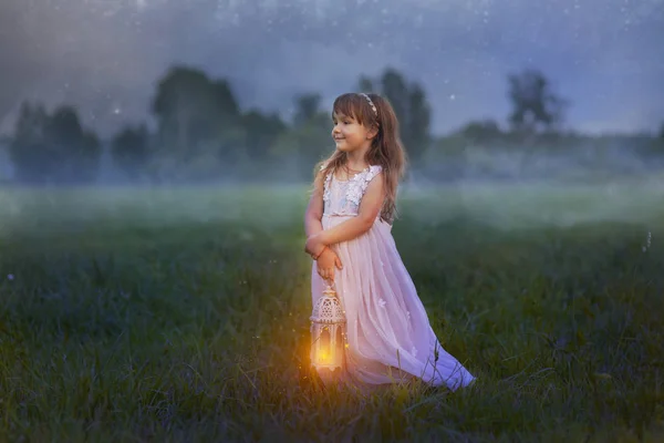 Bambina con un fulmine al campo di notte — Foto Stock