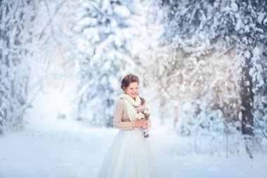 Karlı kış ormandaki güzel gelin