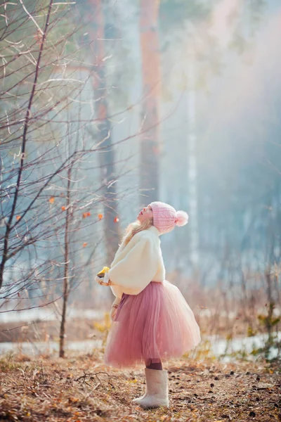 Bella ragazza nel parco primaverile — Foto Stock