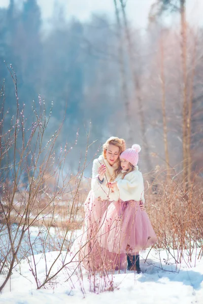 Schöne Mutter mit Tochter im Frühlingspark — Stockfoto