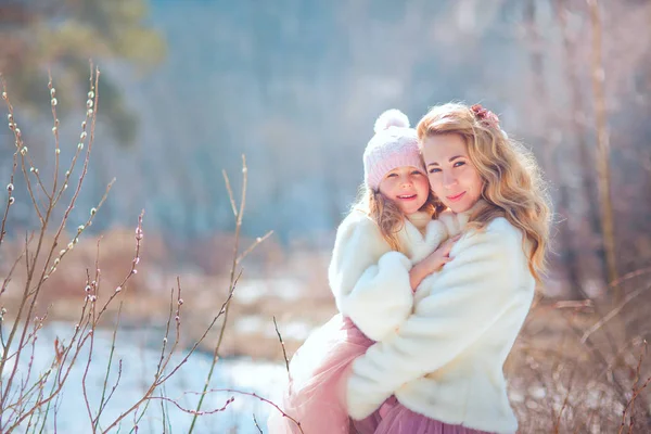 Schöne Mutter mit Tochter im Frühlingspark — Stockfoto