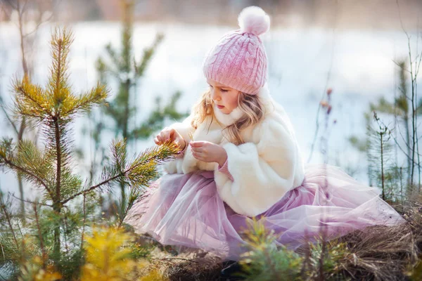 Mooi meisje in voorjaar park — Stockfoto