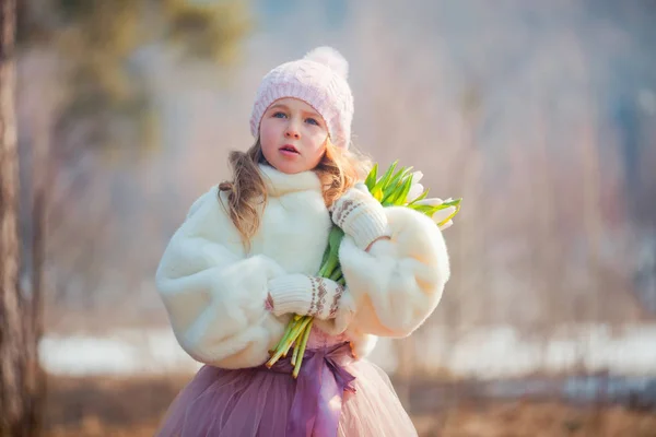 Vacker flicka i vår park — Stockfoto