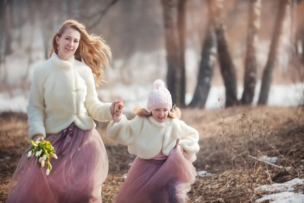 Schöne Mutter mit Tochter im Frühlingspark — Stockfoto