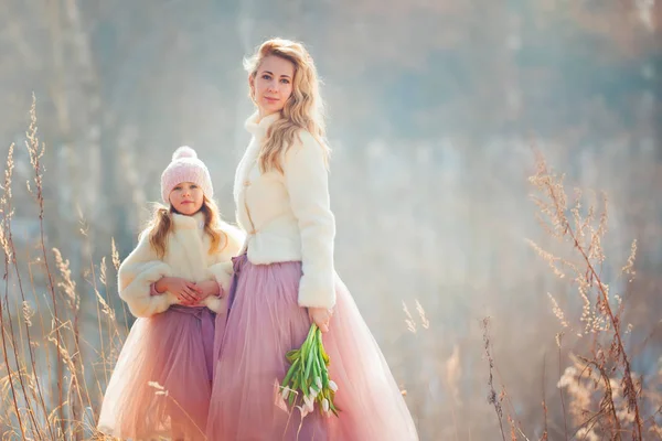 Hermosa madre con hija en el parque de primavera — Foto de Stock