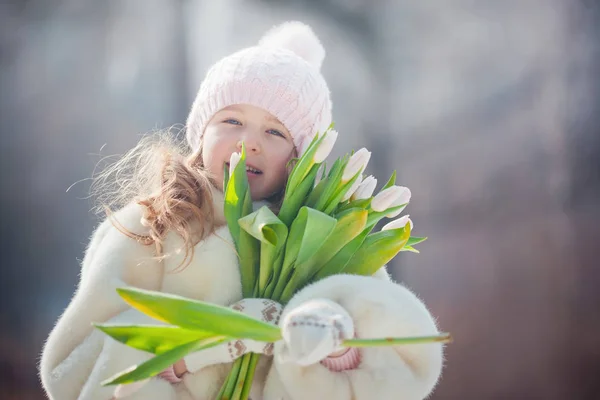 Krásná dívka v parku na jaře — Stock fotografie