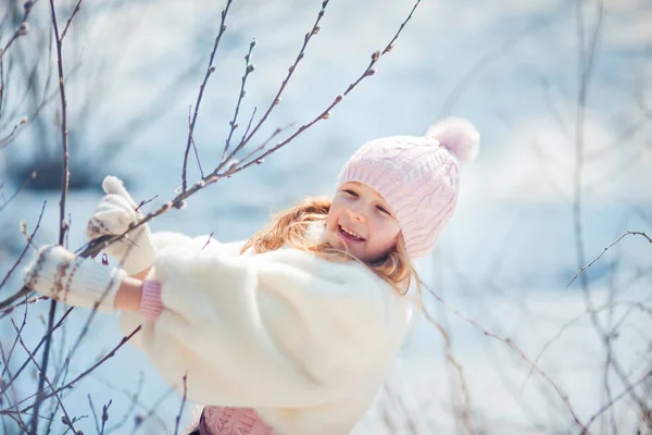 Bella ragazza nel parco primaverile — Foto Stock