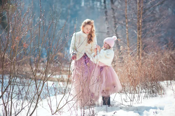 Mooie moeder met dochter in voorjaar park — Stockfoto
