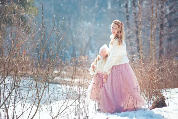 Hermosa madre con hija en el parque de primavera — Foto de Stock