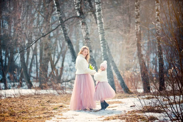 Mooie moeder met dochter in voorjaar park — Stockfoto