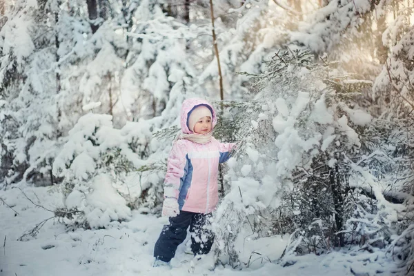 Ragazza che gioca con la neve nella foresta invernale — Foto Stock