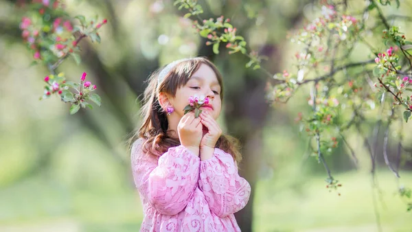花咲くリンゴの木の小さな幸せな女の子 — ストック写真