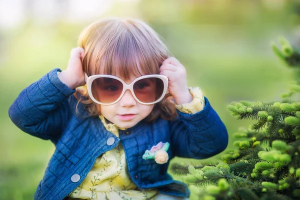 Dívka ve velké sluneční brýle — Stock fotografie