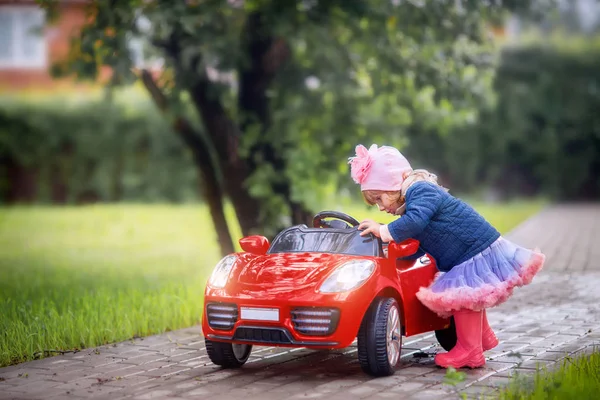 Little girl with cabriolet — Stock Photo, Image