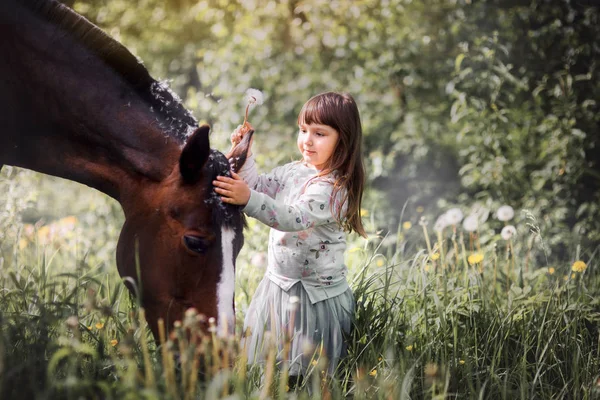 Meisje met haar vriend — Stockfoto