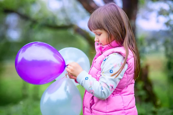 Flicka kör med ballonger — Stockfoto