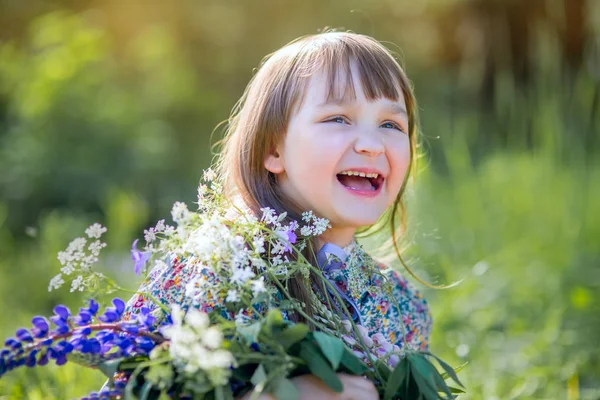 Retrato de niña sonriente con ramo —  Fotos de Stock