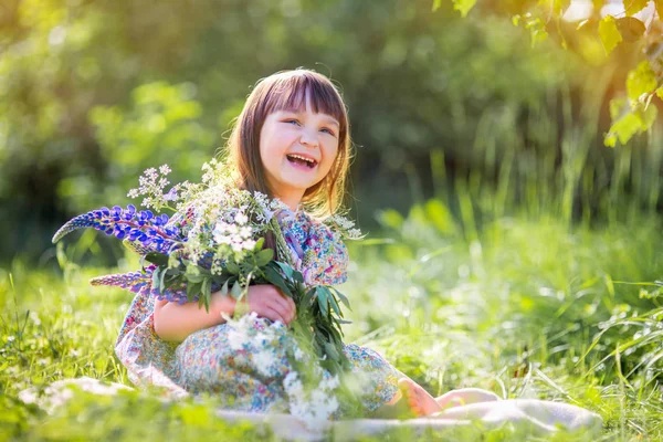 笑顔の花束を持つ少女の肖像画 — ストック写真