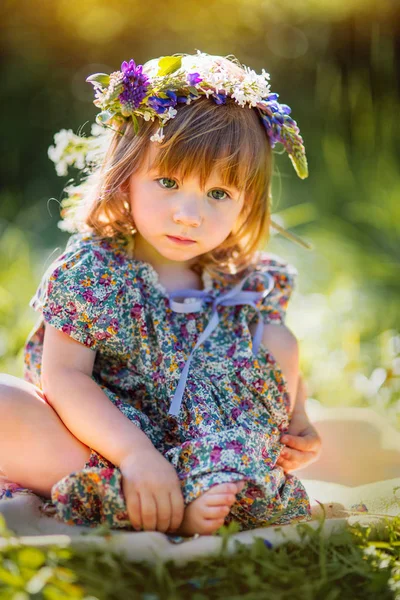 부케와 작은 소녀 초상화 — 스톡 사진