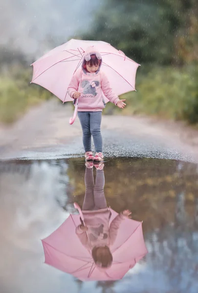 Девушка с розовым зонтиком — стоковое фото