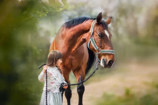 Mädchen mit ihrem Pferd im Freien Porträt — Stockfoto