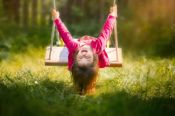 Νεαρό κορίτσι έχει τη διασκέδαση στην κούνια — Φωτογραφία Αρχείου