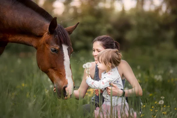 Anne ve kızı atı ile — Stok fotoğraf