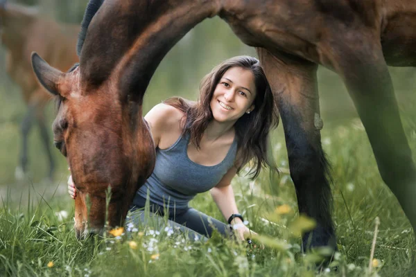 Mujer joven con su caballo —  Fotos de Stock
