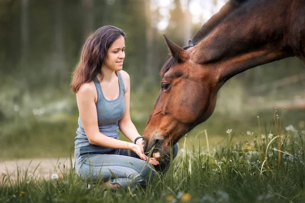 Giovane donna con il suo cavallo — Foto Stock