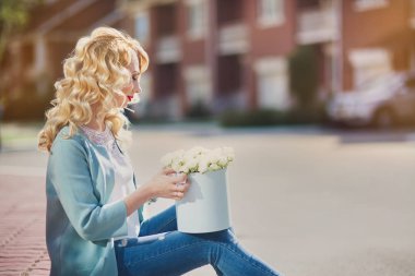 Kağıt kutusu çiçek güzel kadın