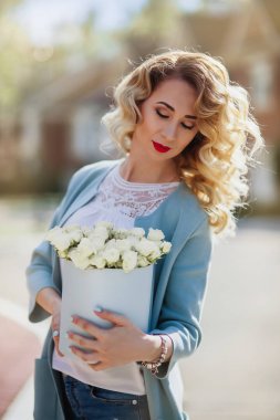 Kağıt kutusu çiçek güzel kadın