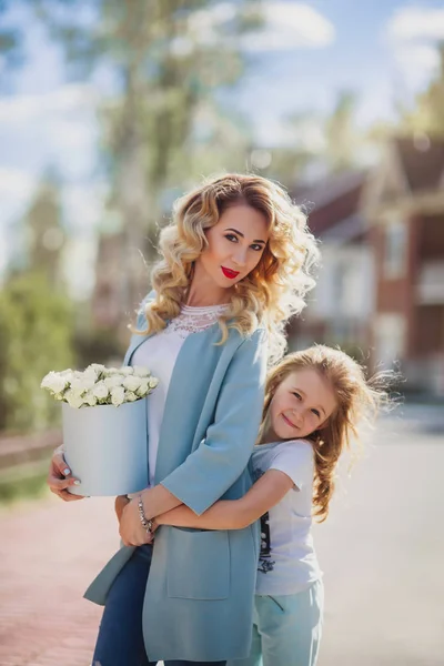 Madre e hija caminando por la calle —  Fotos de Stock