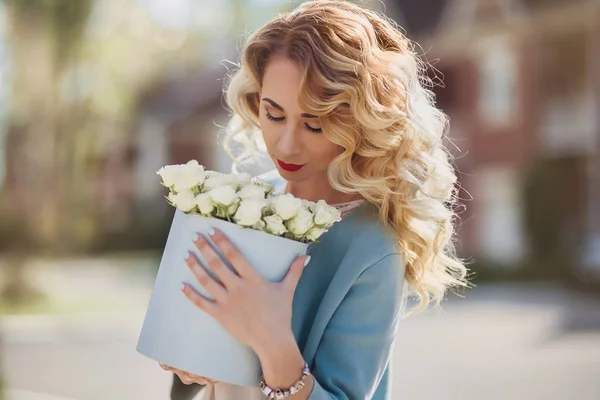 Hermosa mujer con caja de papel de flores — Foto de Stock