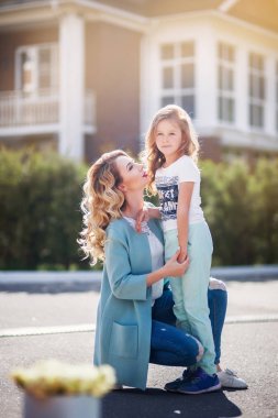 Anne ve kızı sokakta yürüme