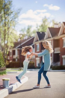 Anne ve kızı sokakta yürüme