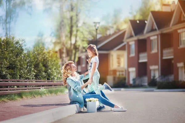 Madre e hija caminando por la calle — Foto de Stock