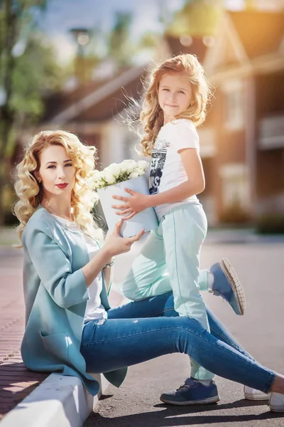 Madre e hija caminando por la calle — Foto de Stock