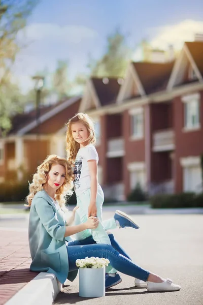 Moeder en dochter lopen op straat — Stockfoto