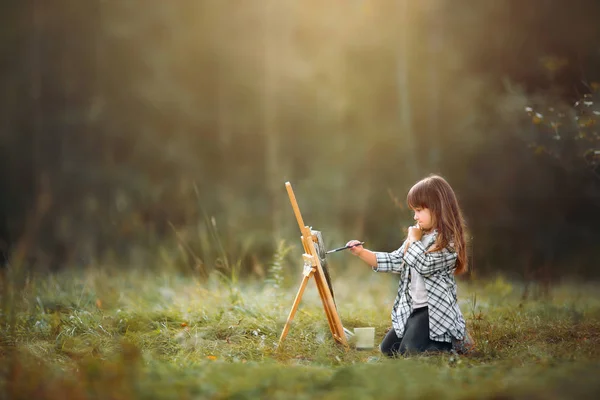 Little girl painting outdoors — Stock Photo, Image