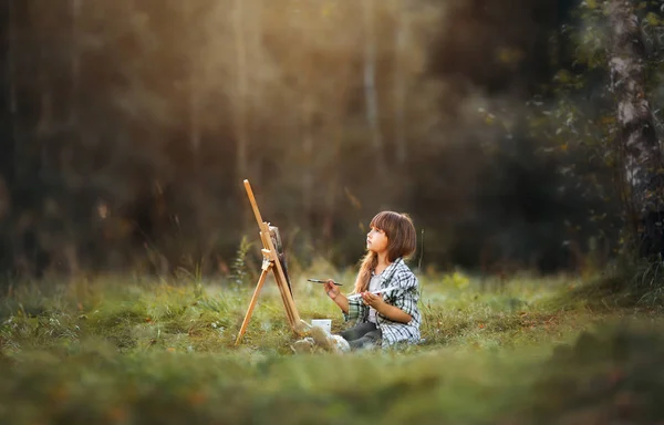 야외에서 그림을 그리는 어린 소녀 — 스톡 사진