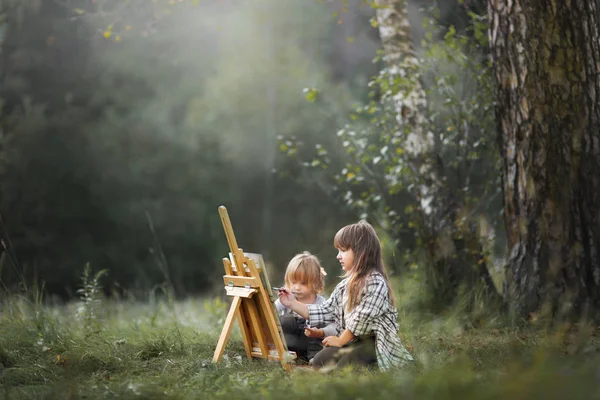 Little sisters målning utomhus — Stockfoto