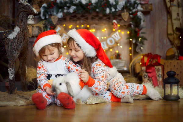 Little sisters i pyjamas på julafton — Stockfoto