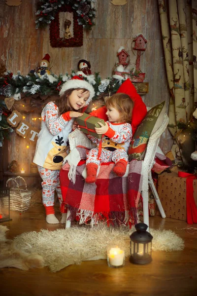 Little sisters in pajamas at Christmas Eve — Stock Photo, Image