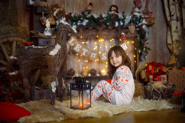 Bambina in pigiama alla vigilia di Natale — Foto Stock