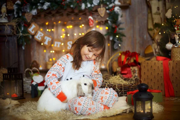 Девочка в пижаме в канун Рождества — стоковое фото