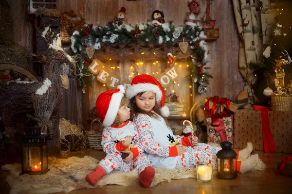 Little sisters in pajamas at Christmas Eve — Stock Photo, Image