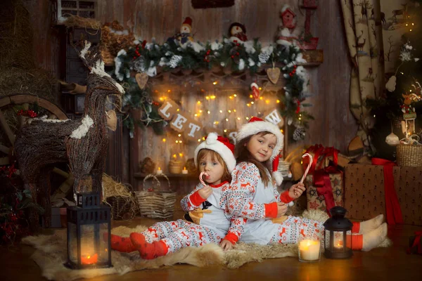 Little sisters in pajamas at Christmas Eve — Stock Photo, Image