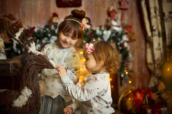 Małe siostry w Wigilię Bożego Narodzenia — Zdjęcie stockowe