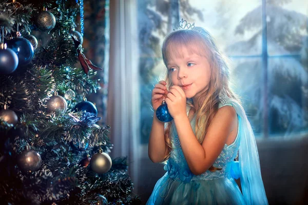 Menina na véspera de Natal — Fotografia de Stock