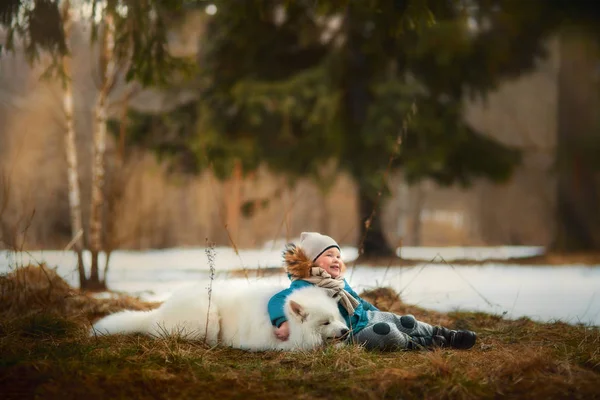 Menino com cão branco Samoyed — Fotografia de Stock